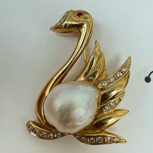 Elegant 14K Gold Swan Brooch with Pearl, natural diamonds and a ruby